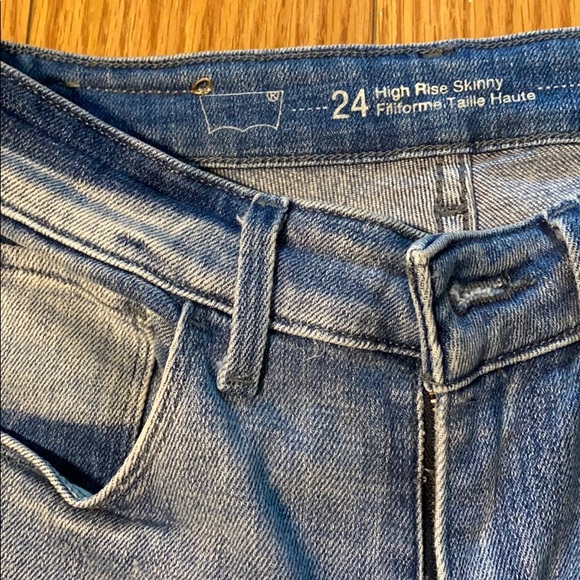 Levi’s high rise skinny light wash jeans - Picture 2 of 3